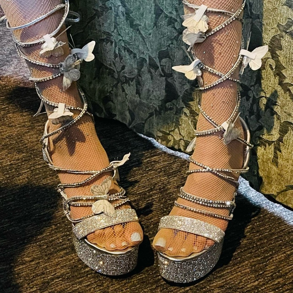DIAMOND & BUTTERFLY LACE UP PLATFORMS - Picture 1 of 2